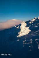 Die in Wolken verpackte Schneekoppe Pec pod Snkou * Riesengebirge (Krkonose)